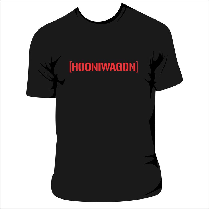Puede incluir: Camiseta negra con el texto "[HOONIWAGON]" impreso en rojo en la parte delantera.