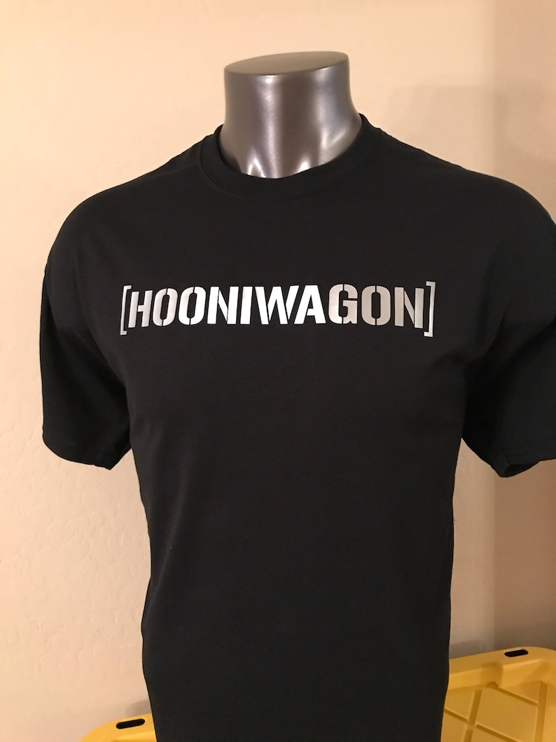 Puede incluir: Camiseta negra con un gr&aacute;fico blanco que dice "[HOONIWAGON]"
