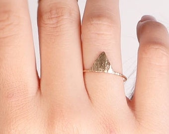 Dreieck-Ring, minimalistische Ringe, zierliche Ring, geometrische Schmuck, Dreieck zart gehämmert Ring in Sterling Silber oder Gold gefüllt