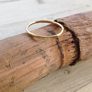 Stapelringe, Goldring, dünner Goldring, Überknöchelring, gehämmerter Ring, einfacher Ring, Goldknöchelring - RB1