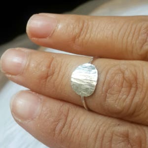 Anillo de plata de primera ley, anillo de plata delicado, anillo de apilamiento, anillo geométrico, anillo martillado de plata, anillo de declaración, anillo de plata para las mujeres, anillo delicado imagen 1