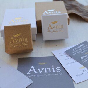 Puede incluir: Tres cajas con el logotipo "Avnis For Funky Designs" impreso en dorado sobre un fondo marr&oacute;n. Las cajas est&aacute;n apiladas una encima de la otra. Una tarjeta gris con el texto "Avnis www.etsy.com/shop/Avnis" est&aacute; en primer plano.