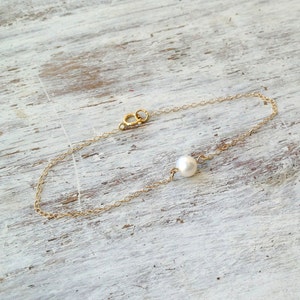 Gold Pearl Bracelet, Dainty Gold Bracelet, wedding Jewelry,Minimalist Pearl Bracelet, Bridesmaids gift