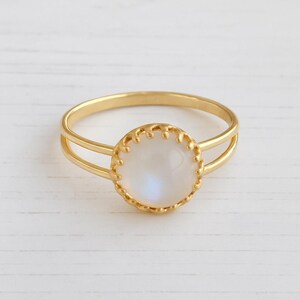 Anillo de piedra lunar delicado, anillo de piedra lunar dorado, anillo apilable, anillo de piedras preciosas, piedra lunar, anillos apilables, joyería imagen 3