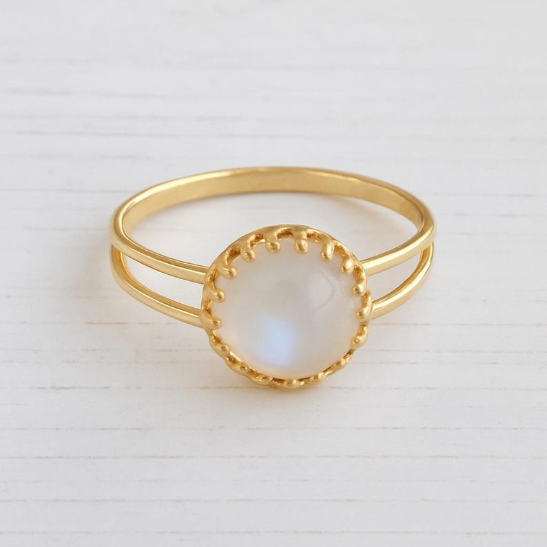 Anillo de piedra lunar delicado, anillo de piedra lunar dorado, anillo apilable, anillo de piedras preciosas, piedra lunar, anillos apilables, joyería imagen 3