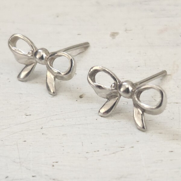 Sterling silver Bow earrings, stud earrings, bow earrings silver, Minimalist Earrings, Petite earrings, Silver studs, everyday earrings