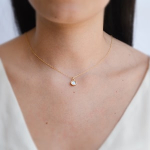Collar de ópalo minimalista, collar de piedras preciosas, regalo de dama de honor, collar de ópalo, joyería de ópalo, lleno de oro o plata de ley con piedra de ópalo de 6 mm