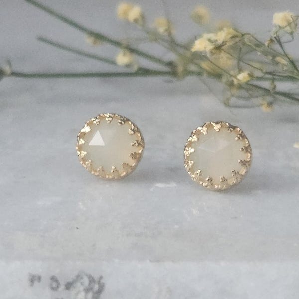 Jade Ohrringe Bolzen, zierliche Jade Ohrringe, Hochzeit Ohrringe, zierliche Jade Ohrringe, Hochzeit Ohrringe, Gold filled oder Sterling Silber, Jade Schmuckgröße 8 mm