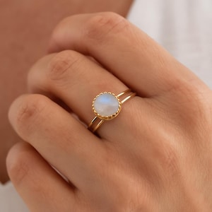 Anillo de piedra lunar delicado, anillo de piedra lunar dorado, anillo apilable, anillo de piedras preciosas, piedra lunar, anillos apilables, joyería imagen 1