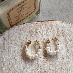Pendientes de perlas de oro, pendientes de perlas, pendientes de perlas pequeñas, tachuelas minimalistas, pendientes de perlas delicadas, pendientes de perlas, joyas de boda