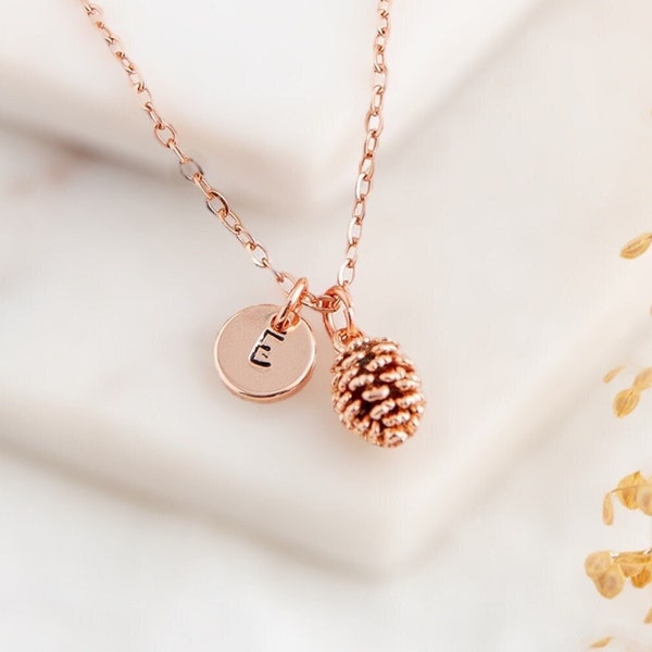 Collier pomme de pin en or rose avec initiales - Cadeau d'anniversaire personnalisé pour elle - Collier en or rose - Bijoux nature pour femme