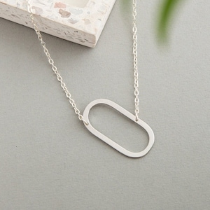 Collar con inicial lateral de plata - Regalo de cumpleaños para tu mejor amiga - Collar con inicial grande para mujer - Joyería personalizada con inicial grande