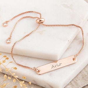 Gegraveerde armband met roségouden staaf - aangepaste naamsieraden - armband gepersonaliseerd