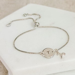 Silverarmband med zodiaken: Graverad initial, stjärnteckenberlock