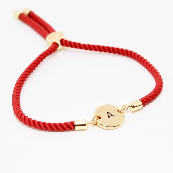 Gouden initiële schijf op verstelbare rode koordarmband, gepersonaliseerde initiële schuifarmband, verstelbare armband, letterarmband, gouden armband