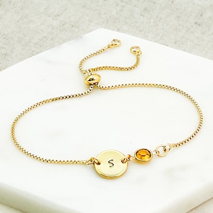Pulsera de oro con piedra de nacimiento y disco con inicial - Joyas personalizadas para su cumpleaños - Pulsera con inicial personalizada - Regalos de joyería con piedra de nacimiento