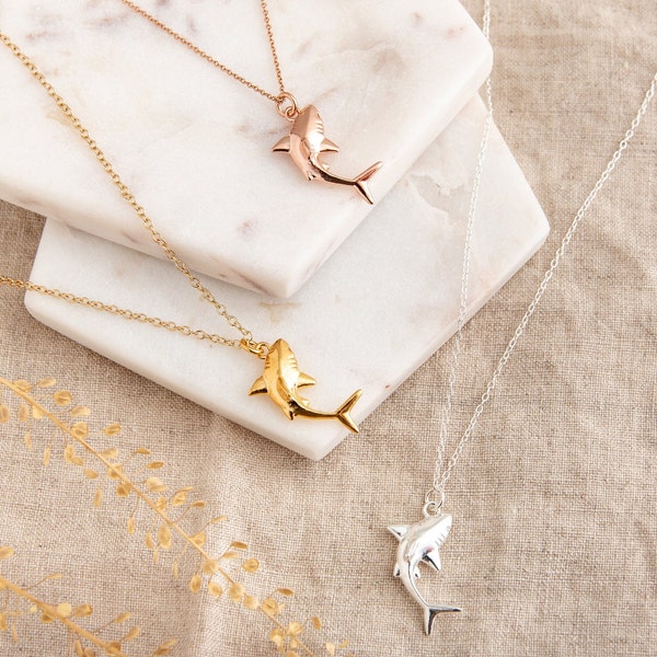 Collier de requin, Colliers pour femmes, Cadeau d’anniversaire pour elle, Requin, Inspiré de l’océan, Bijoux de plongée, Bijoux personnalisés, Collier de requin d’or