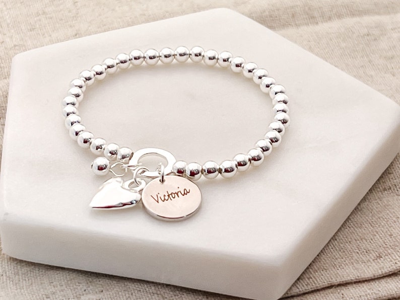 Bracciale con nome inciso e cuore Regali di gioielli personalizzati per lei Regalo di compleanno per donne Regalo per la mamma Bracciale in argento personalizzato immagine 1