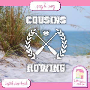 Könnte beinhalten: Weißes Grafikdesign mit den Worten "COUSINS ROWING" über gekreuzten Rudern und einer Krone, umgeben von einem Lorbeerkranz. Der Hintergrund zeigt eine Strandszene mit Sand, Strandhafer und Ozean. Das Bild enthält den Text ".png & .svg" und "digitaler Download".
