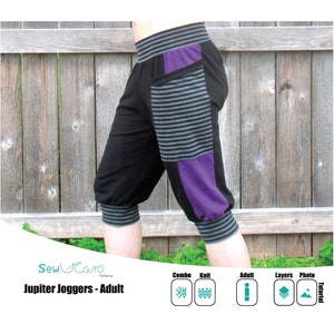 Puede incluir: Un pantalón de chándal negro y morado con un bolsillo a rayas. El pantalón de chándal tiene una cintura ancha y un dobladillo con puños. La imagen incluye el texto "Jupiter Joggers - Adult".