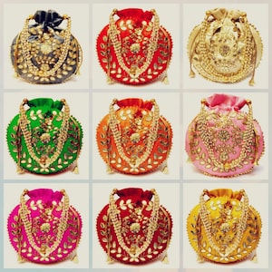 Puede incluir: Una colección de nueve bolsos redondos bordados con cordón en varios colores. Cada bolso presenta intrincados adornos dorados, incluyendo patrones florales y detalles de cuentas. Los bolsos son en tonos de gris, rojo, dorado, verde, naranja, rosa, fucsia y amarillo.