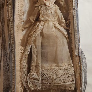 SUPERB 1875 Antique French or German Presentation Bisque/Composition BRIDE Doll in Original Glass Lid Box