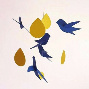 Mobile bébé 5 Oiseaux bleu marine Gouttes or sur cercle en bois 20x50cm Décor de chambre. image 1