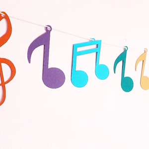 Muziekslinger - 8 regenboognoten, 100 cm, van gerecycled karton.