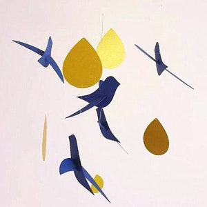 Mobile bébé 5 Oiseaux bleu marine Gouttes or sur cercle en bois 20x50cm Décor de chambre. image 2