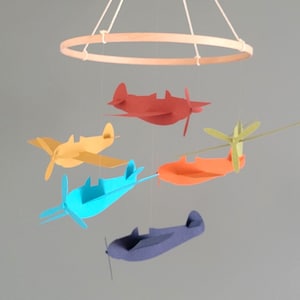 Móbile para presente de nascimento - 6 aviões 3D coloridos em um círculo de madeira feito de papelão reciclado
