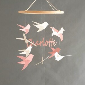 Mobile bébé personnalisable Oiseaux et prénom sur cercle en bois Cadeau de naissance Décor de chambre 20x45cm. image 1