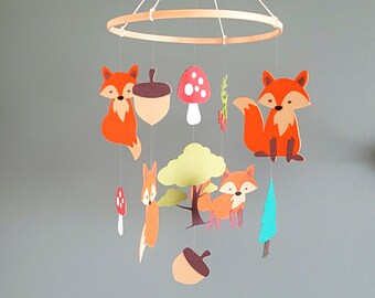 Mobile bébé et ses renards sur cercle en bois 25x50 cm Cadeau de naissance Mobile pour berceau.