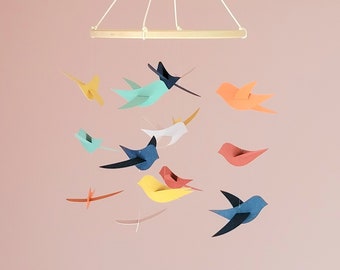 Mobile bébé 15 Oiseaux multicouleurs sur cercle en bois 20x45 cm Cadeau de naissance Mobile pour berceau.