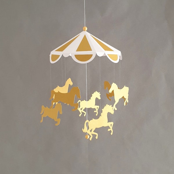 Carrousel de chevaux 24x50cm papier cartonné blanc et Or Décor de chambre de bébé Cadeau de naissance.