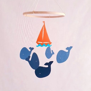 Mobile per neonati a forma di barca e balena – personalizzabile, carta riciclata, decorazioni a tema marino, fatto a mano