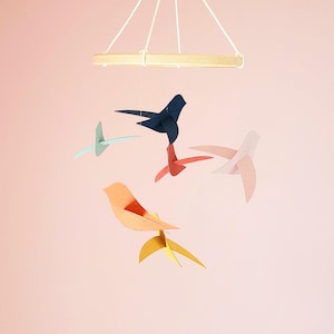 Regalo di nascita ecologico – Mobile a forma di uccellino colorato in carta riciclata