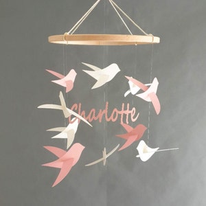 Mobile bébé personnalisable Oiseaux et prénom sur cercle en bois Cadeau de naissance Décor de chambre 20x45cm. image 3