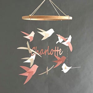 Mobile de bebê personalizado feito à mão com nome - Papel reciclado, cores à sua escolha