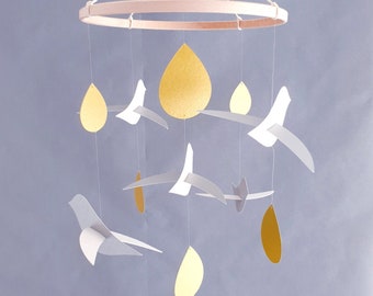Baby shower Baby mobile 5 Birds cream and gold/silver drops Bird decor Crib mobile Wood circle 