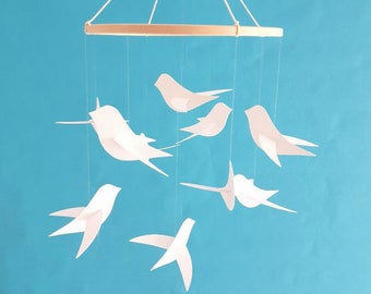 Mobile bébé 25x50 cm 10 Oiseaux blancs et cercle bois Mobile chambre d'enfant Cadeau de naissance.