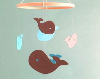 Mobile bébé 6 baleines sur cercle en bois en papier cartonné recyclé 20x45cm Décor de chambre.