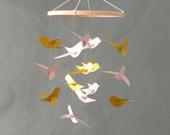 Mobile pour bébé 15 Oiseaux sur cercle en bois 20x45 cm Cadeau de naissance Mobile pour berceau Cadeau personnalisé.