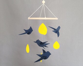 Mobile bébé 5 Oiseaux bleu marine Gouttes jaune sur cercle en bois 20x50cm Décor de chambre bébé.