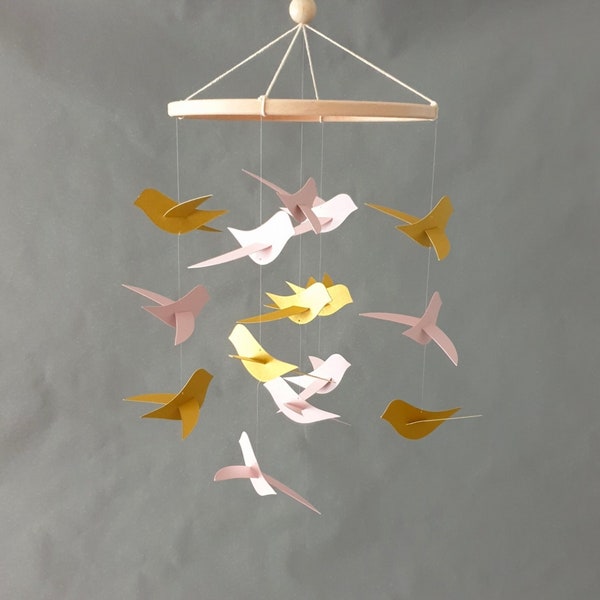 Mobile pour bébé 15 Oiseaux sur cercle en bois 20x45 cm Cadeau de naissance Mobile pour berceau Cadeau personnalisé.