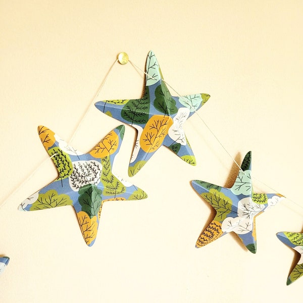 Handgemaakte slinger van 9 papieren sterren van 150 cm met boomdieren.
