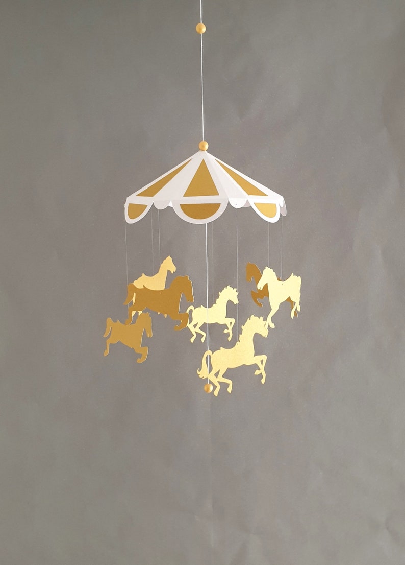 Carrousel de chevaux 24x50cm papier cartonné blanc et Or Décor de chambre de bébé Cadeau de naissance. image 1