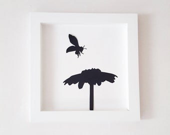 Décor mural Cadre blanc en bois 25x25cm Abeille et pâquerette noir.