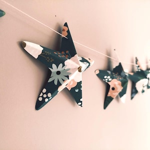 Guirlande de 8 étoiles Papier carton vert et fleurs - 120 cm.