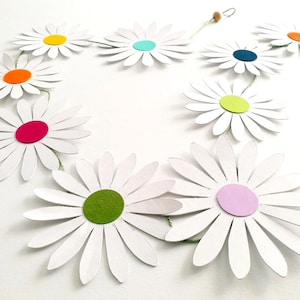 Guirlande de fleurs blanches pour décoration murale naturelle