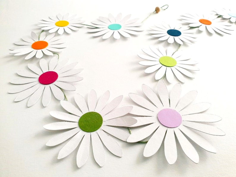 Guirlande de fleurs blanches pour décoration murale naturelle